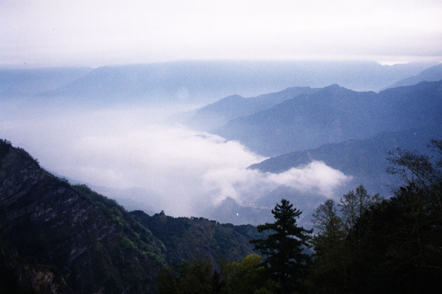 阿里山遠眺山巒與雲海景觀